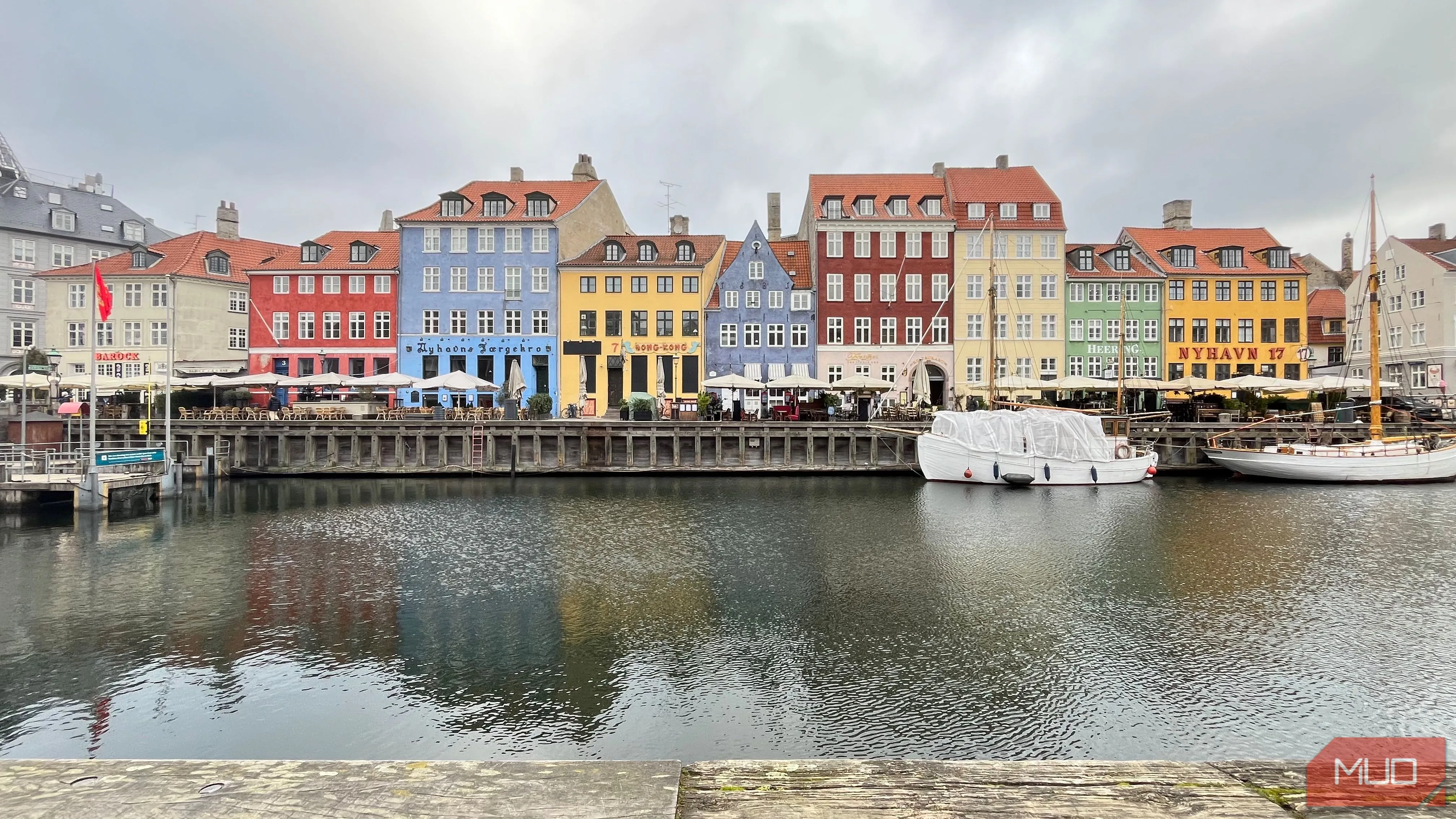 Kênh đào Nyhavn với những ngôi nhà nhiều màu sắc phản chiếu trên mặt nước ở Copenhagen