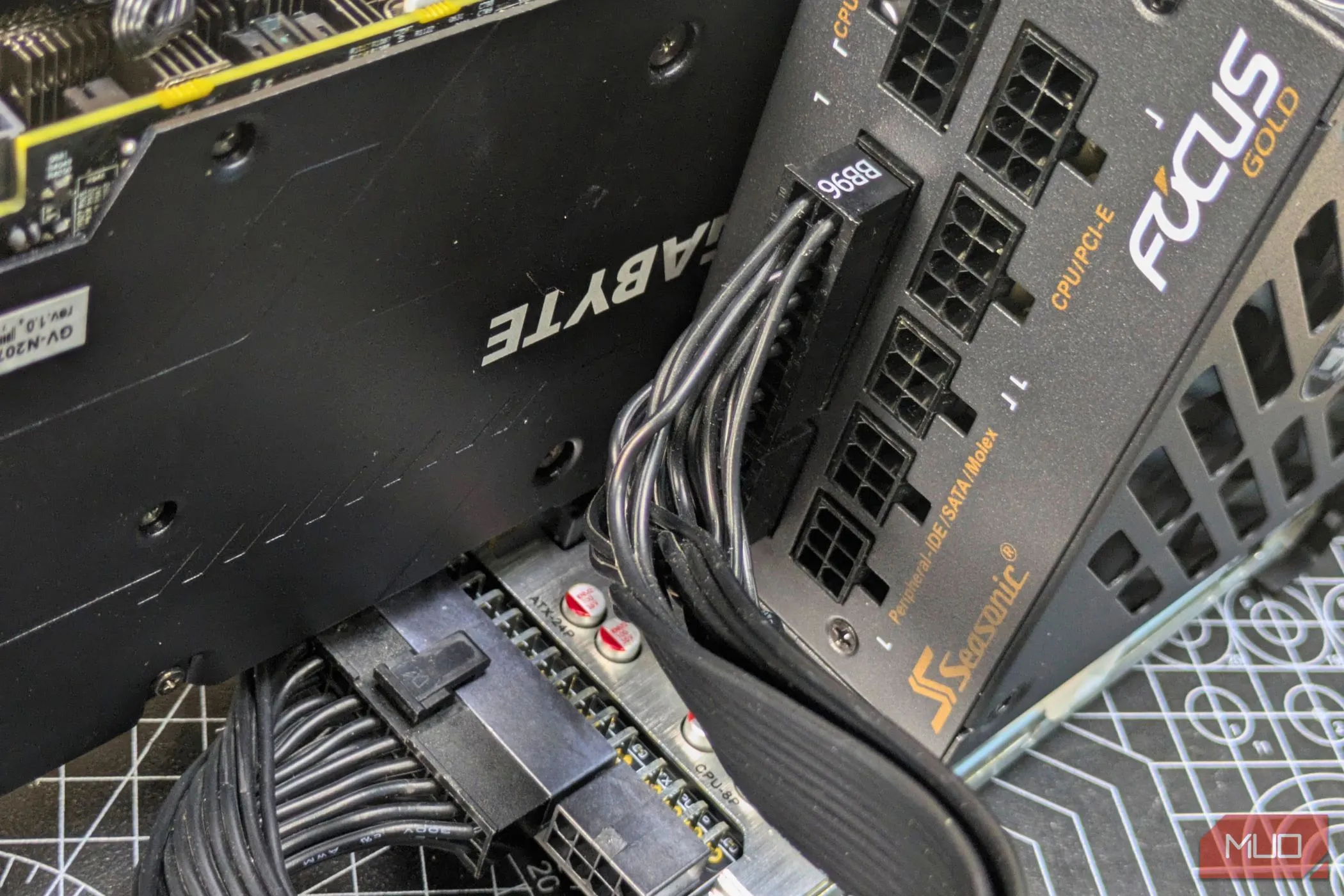 Kết nối các loại cáp nguồn cần thiết từ PSU đến dock eGPU và card đồ họa