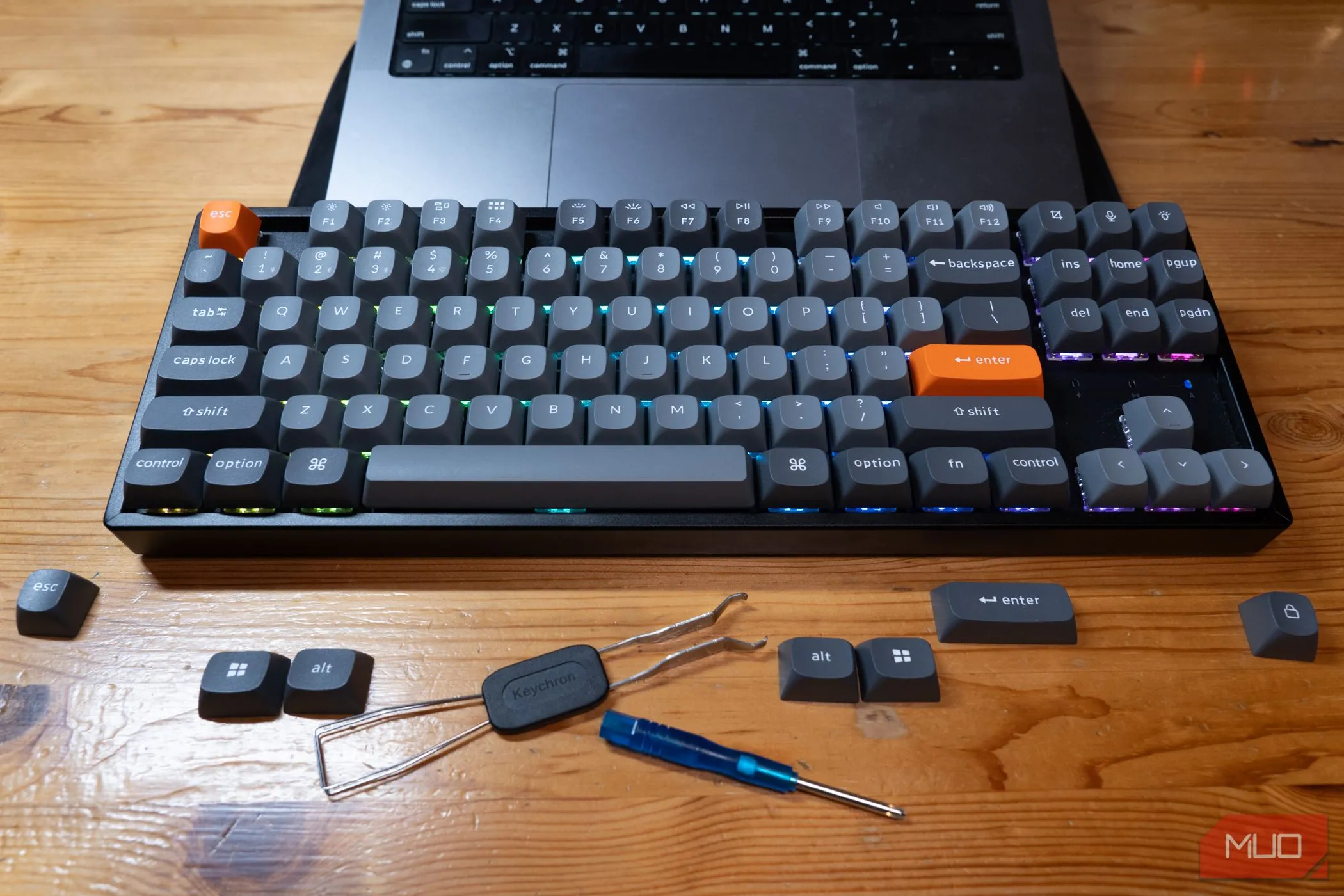 Keychron K8 Max đi kèm với các keycap thay thế cho cả Windows và macOS