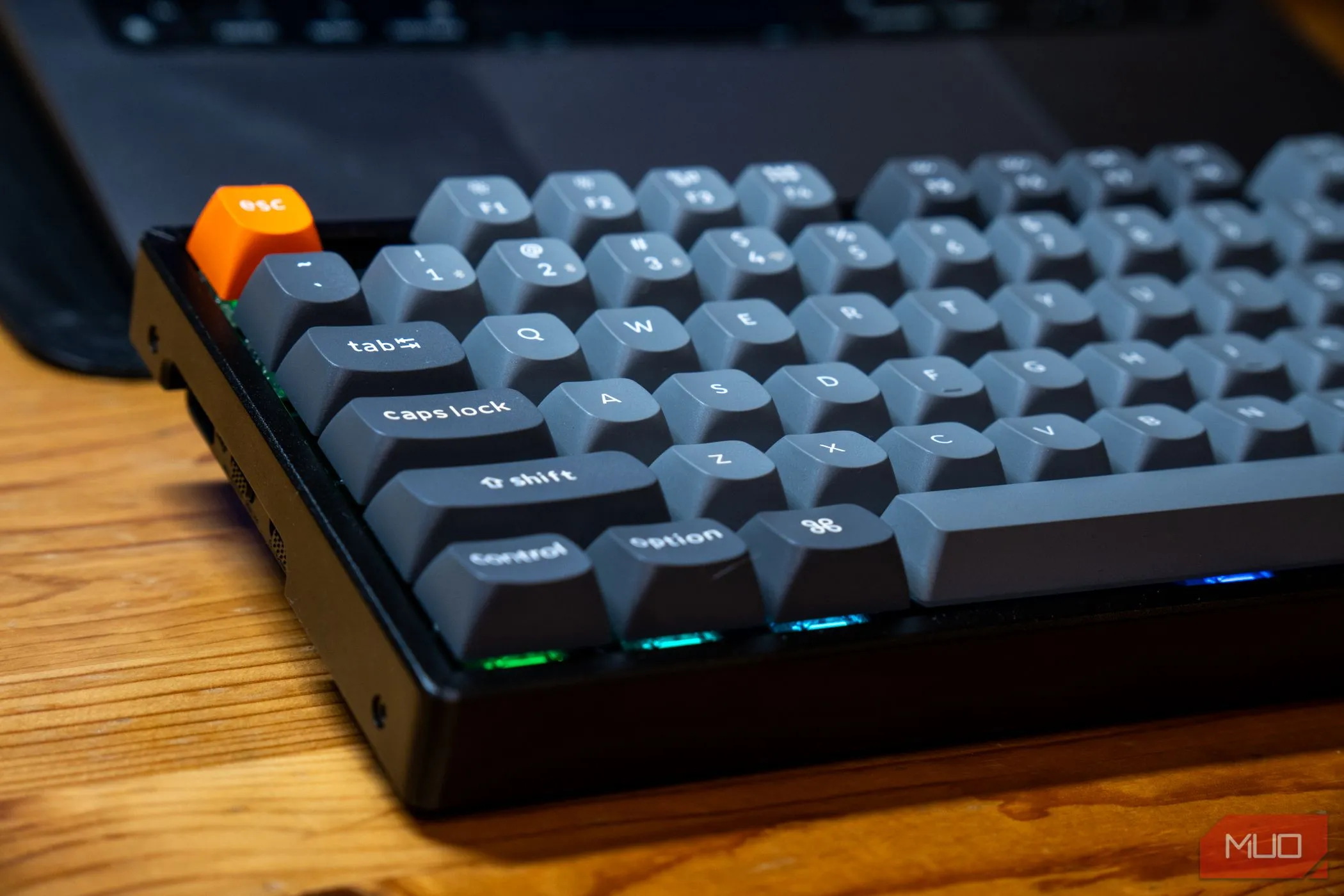 Keychron K8 Max ở góc nghiêng trên bàn làm việc