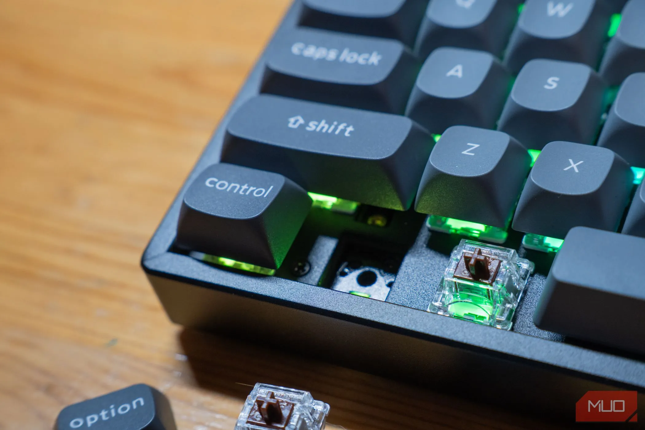 Keychron K8 Max với các switch được tháo rời, để lộ phần PCB