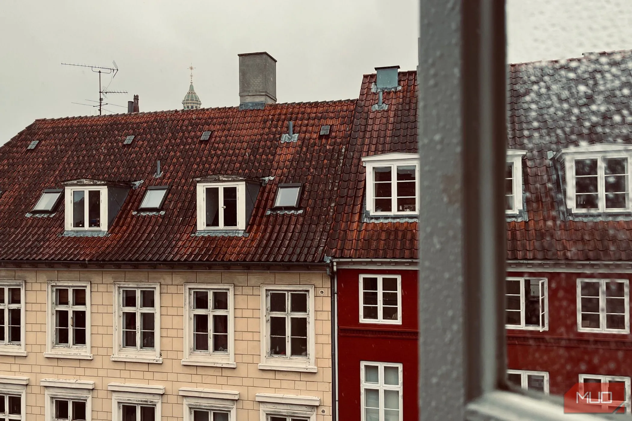 Khung cảnh bên ngoài được chụp qua ô cửa sổ, tạo hiệu ứng khung hình độc đáo