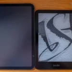 Kindle Paperwhite Signature Edition bên cạnh iPad mini