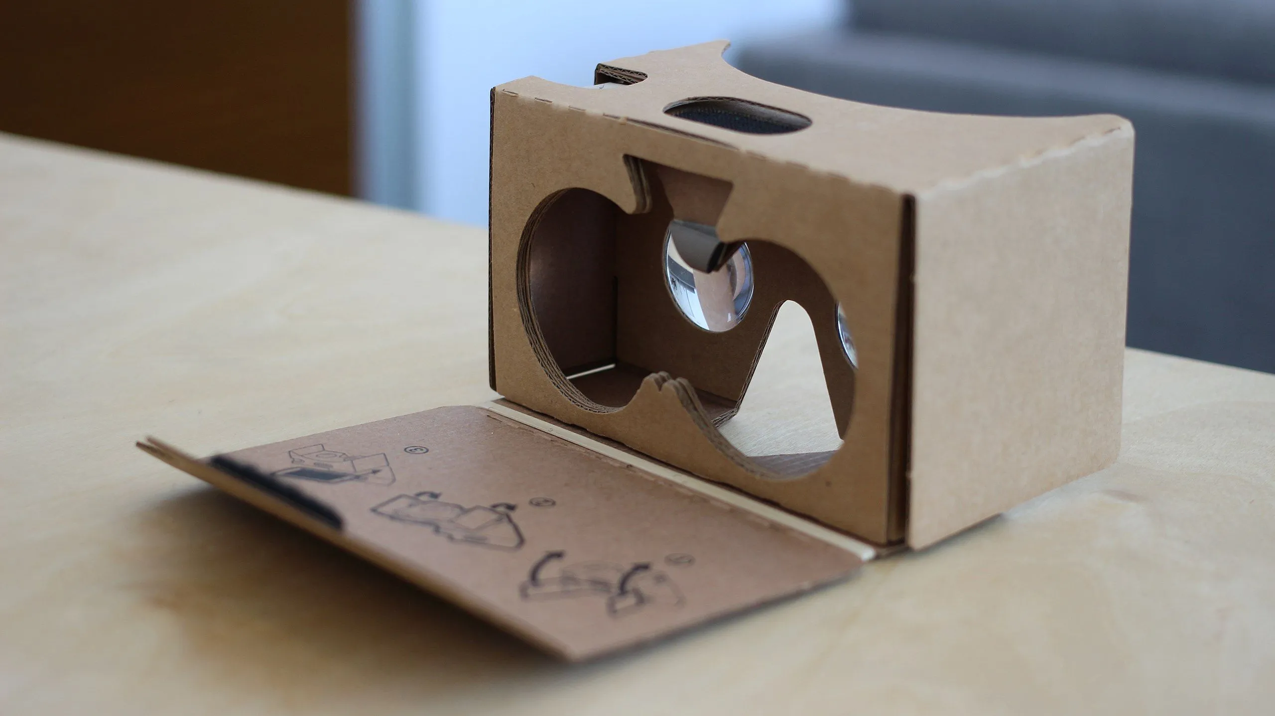 Kính Google Cardboard và điện thoại, minh họa việc biến iPhone thành kính VR