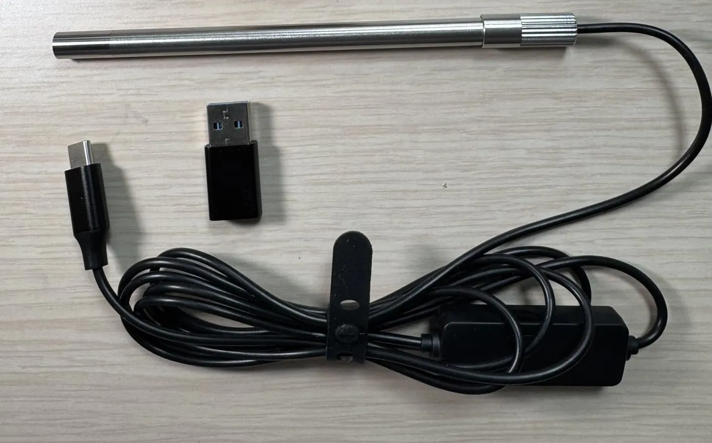 Kính hiển vi kỹ thuật số Teslong USB-C với ánh sáng LED tích hợp, cho phép xem chi tiết vật thể qua điện thoại.
