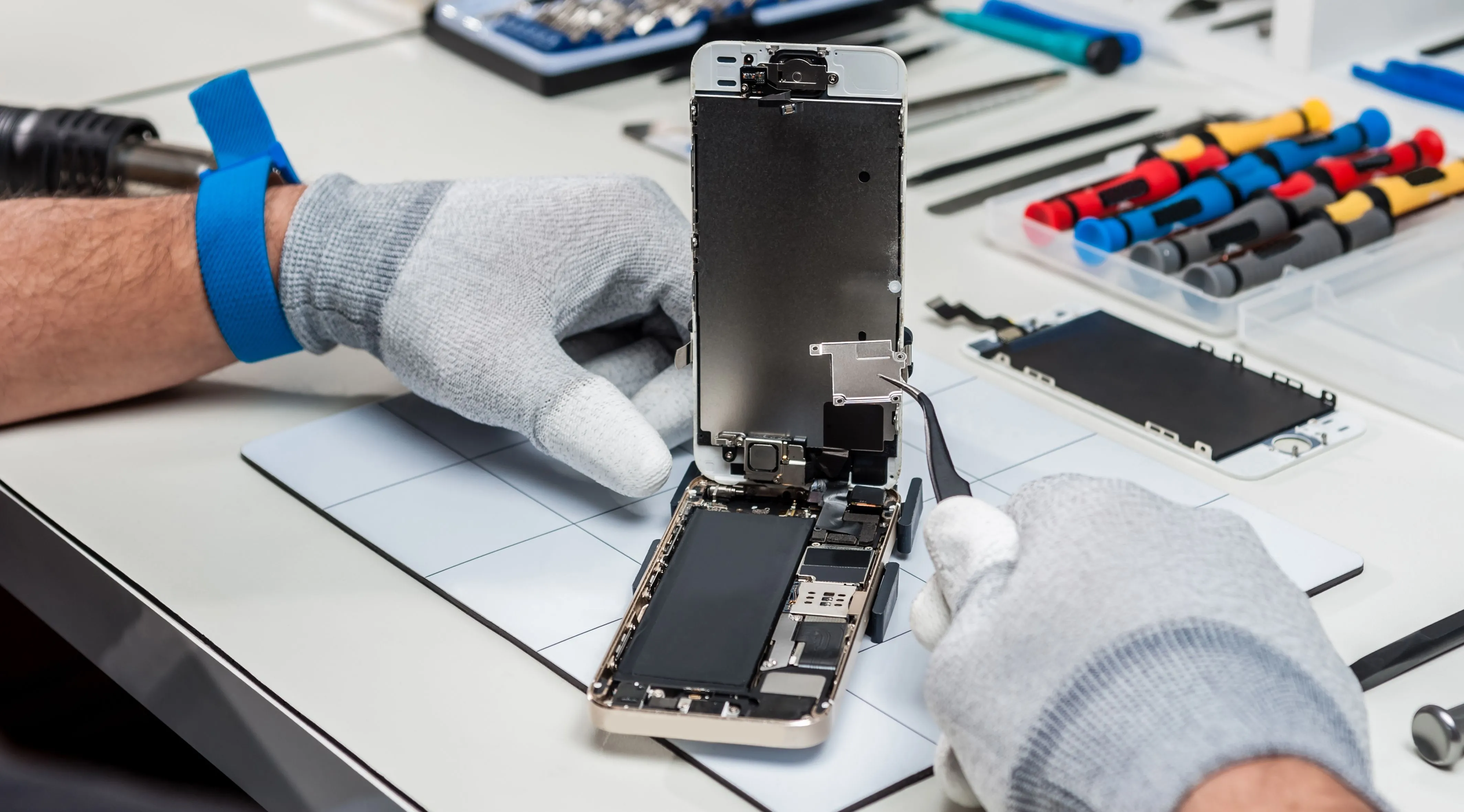 Kỹ thuật viên đang thay pin cho điện thoại smartphone