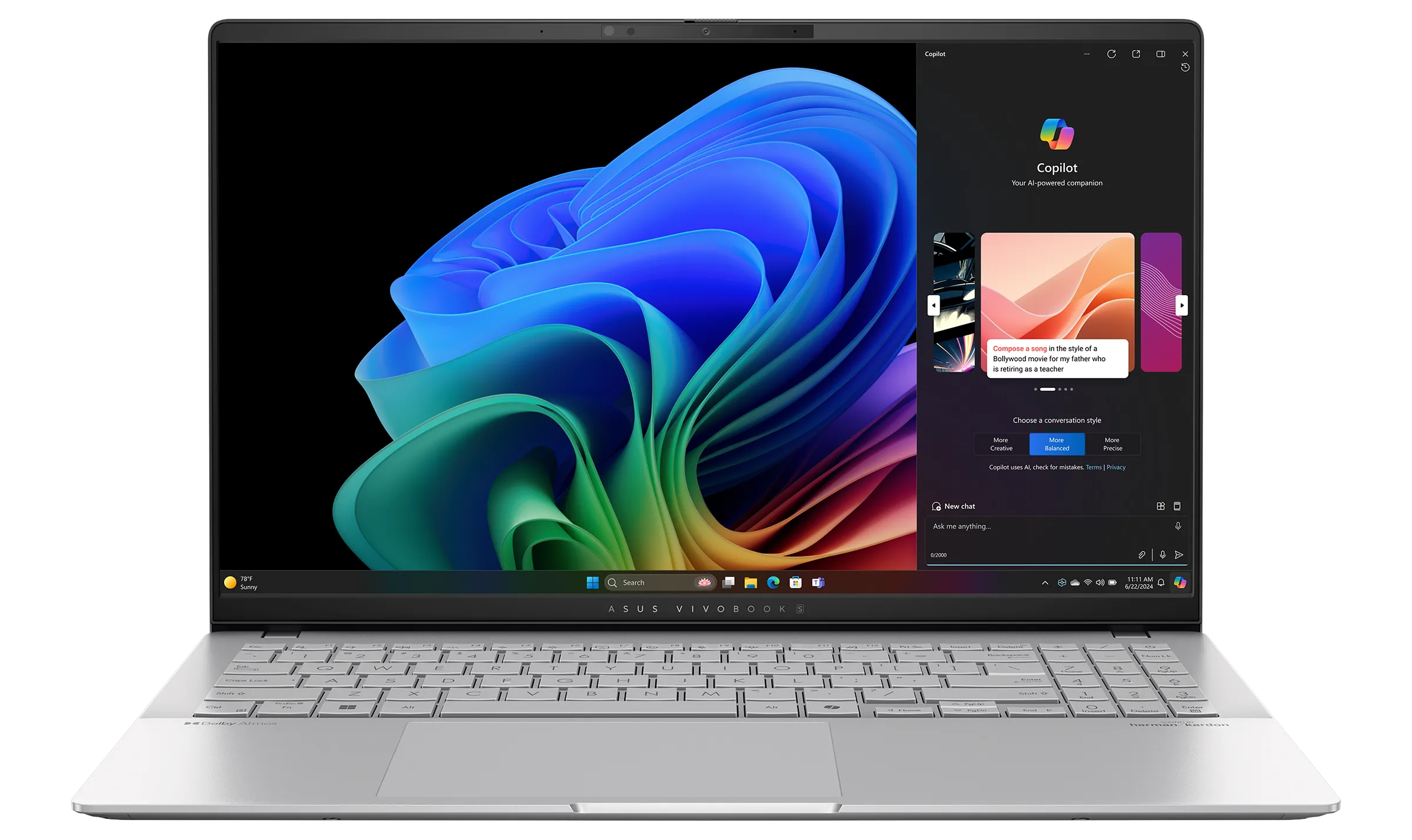 Laptop ASUS Vivobook S15 màu bạc với màn hình OLED 3K