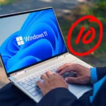 Laptop chạy Windows 11 và biểu tượng số 10, minh họa quyết định nâng cấp hay gia hạn hỗ trợ Windows 10