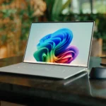 Laptop Dell XPS 13 với chip Snapdragon X Elite đặt trên bàn, tượng trưng cho kỳ vọng về hiệu năng cao.