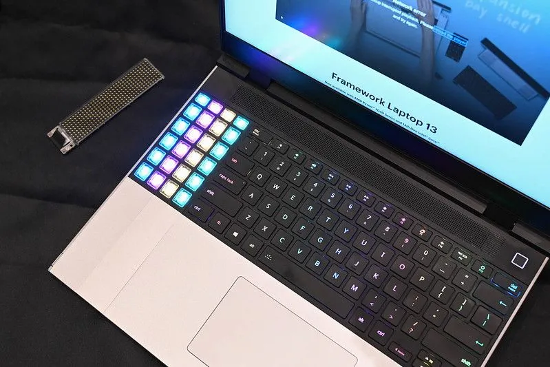 Laptop Framework đang được trưng bày tại CES 2024-4-2