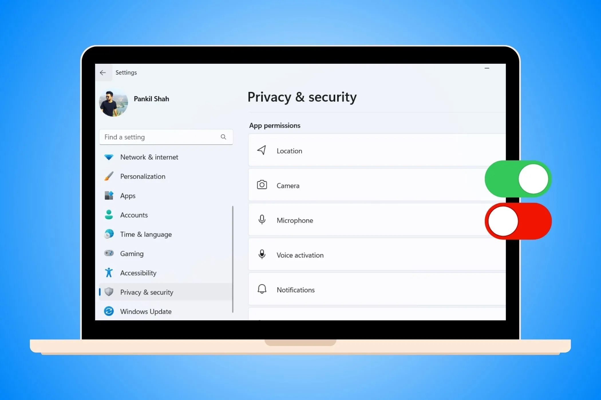 Laptop hiển thị menu cài đặt quyền riêng tư và bảo mật của Windows với các nút gạt xanh và đỏ.