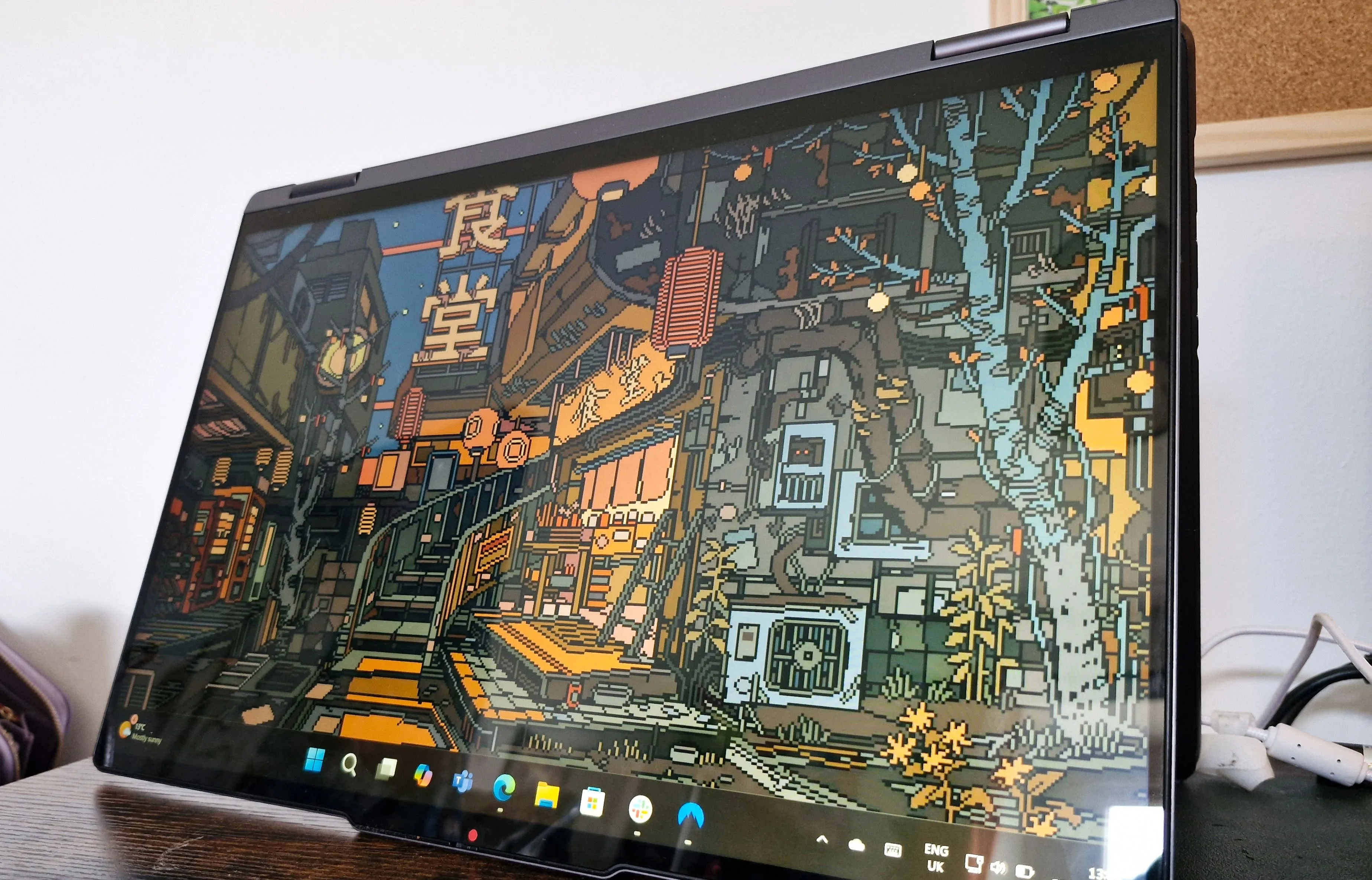 Laptop Lenovo Yoga 7 ở chế độ máy tính bảng, minh họa tính năng lật màn hình của dòng laptop 2-in-1.