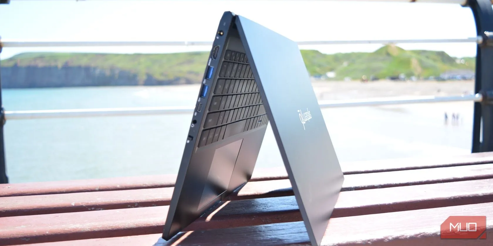 Laptop System76 Pangolin màu đen với logo System76 trên nắp, bàn phím có đèn nền