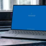 Laptop Windows 11 đang cài đặt các bản cập nhật hệ điều hành
