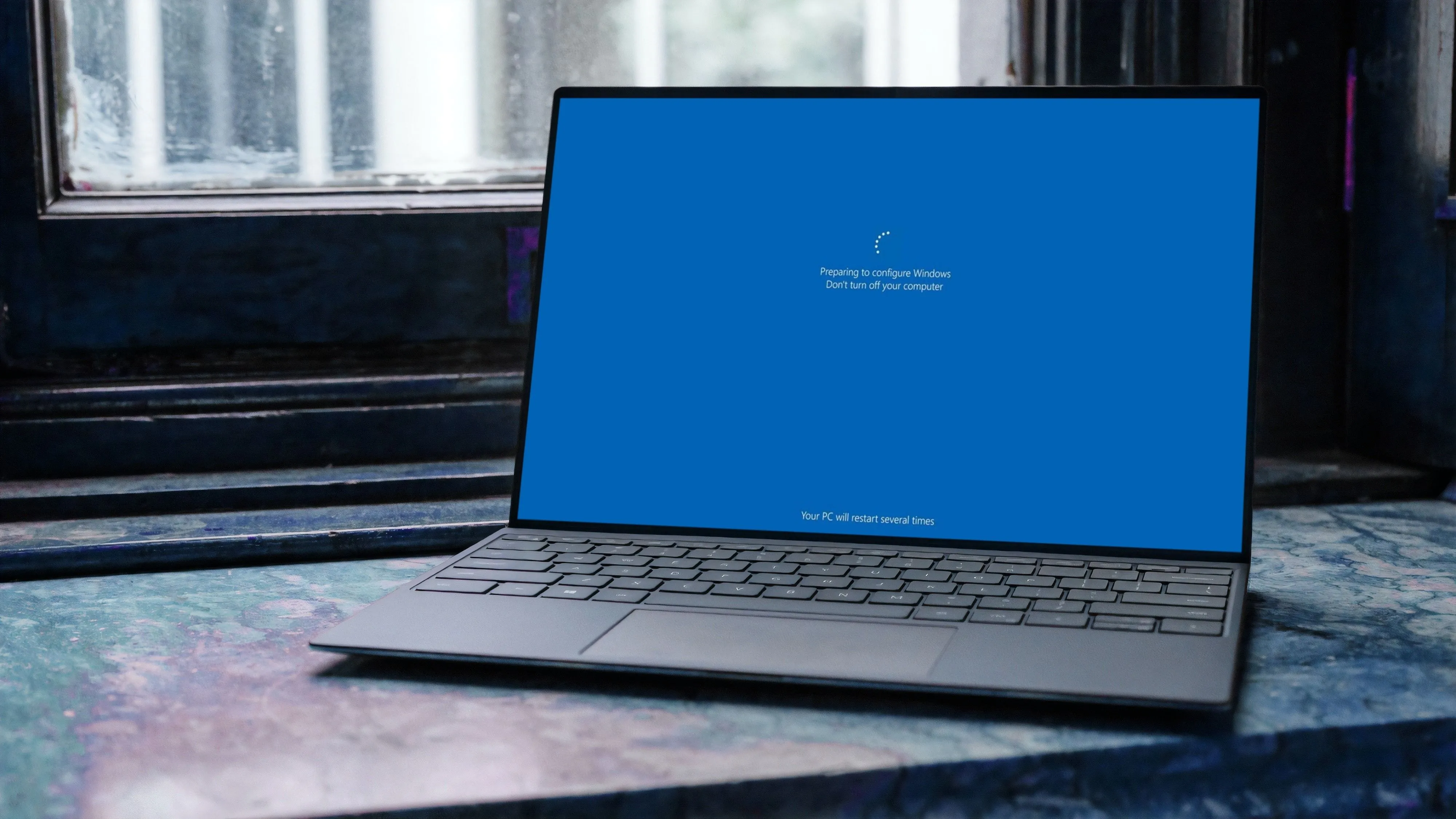 Laptop Windows 11 đang cập nhật hệ thống
