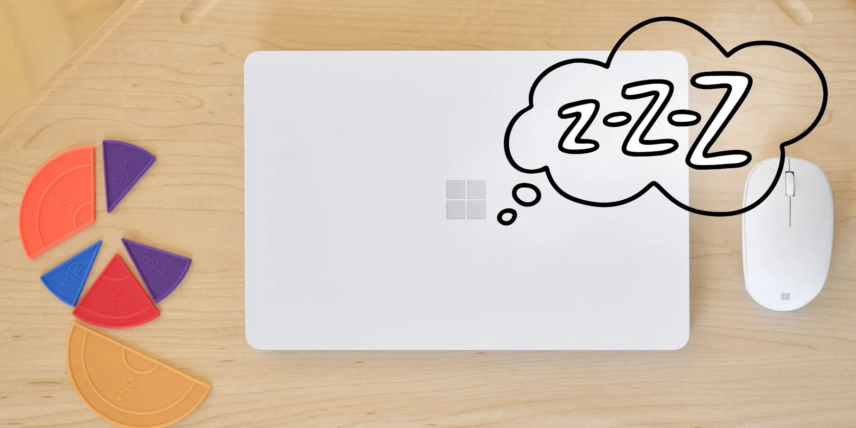 Laptop Windows đang gập lại với biểu tượng bong bóng thoại Zzz, minh họa chế độ ngủ và tầm quan trọng của việc tắt máy hoàn toàn.