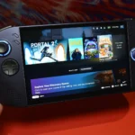 Lenovo Legion Go S hiển thị màn hình chính SteamOS trong tay người dùng, thể hiện thiết kế công thái học và kích thước nhỏ gọn