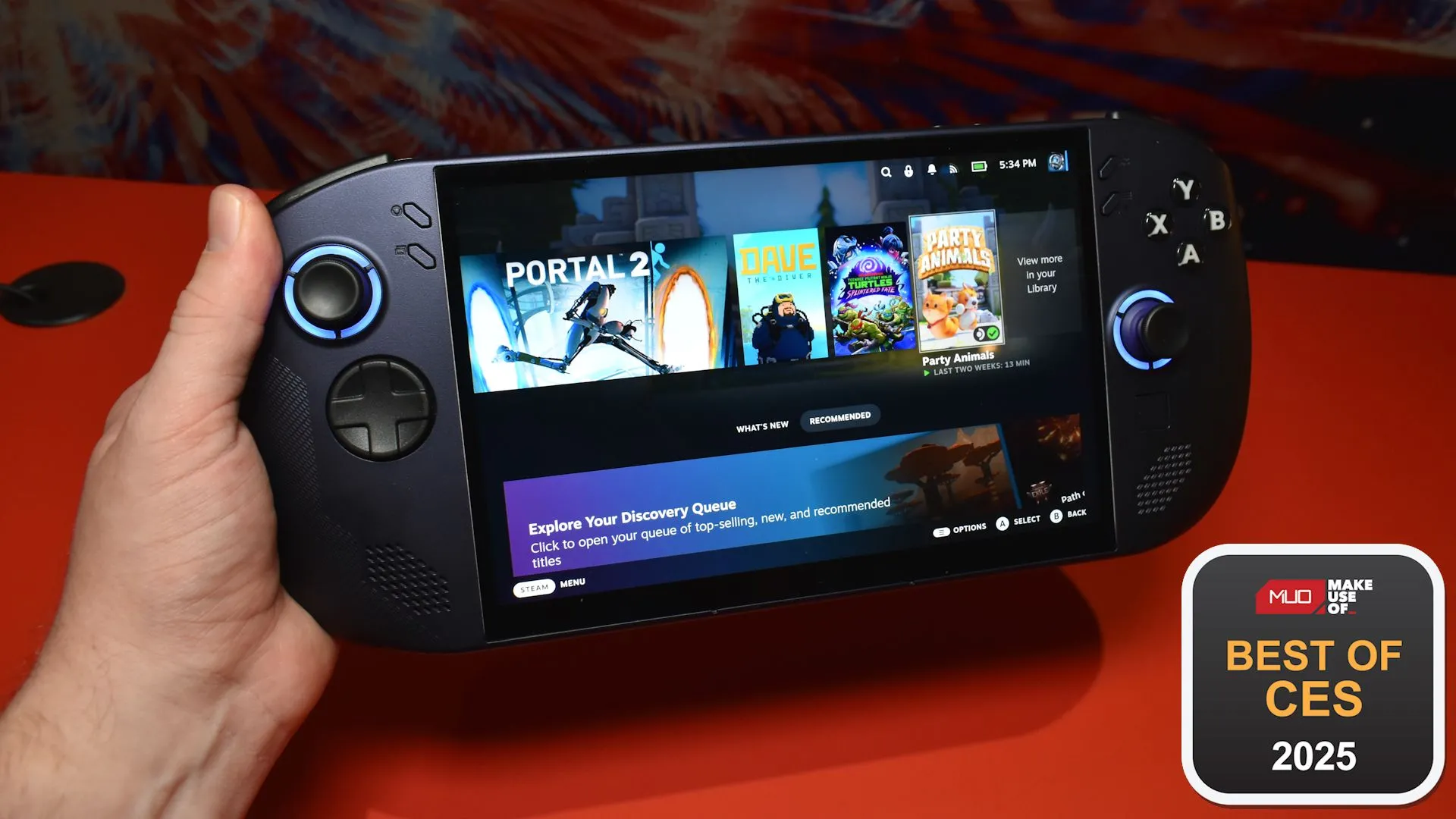 Lenovo Legion Go S hiển thị màn hình chính SteamOS trong tay người dùng, thể hiện thiết kế công thái học và kích thước nhỏ gọn