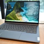 Lenovo Yoga Solar PC với nắp lưng sạc năng lượng mặt trời tại MWC 2025