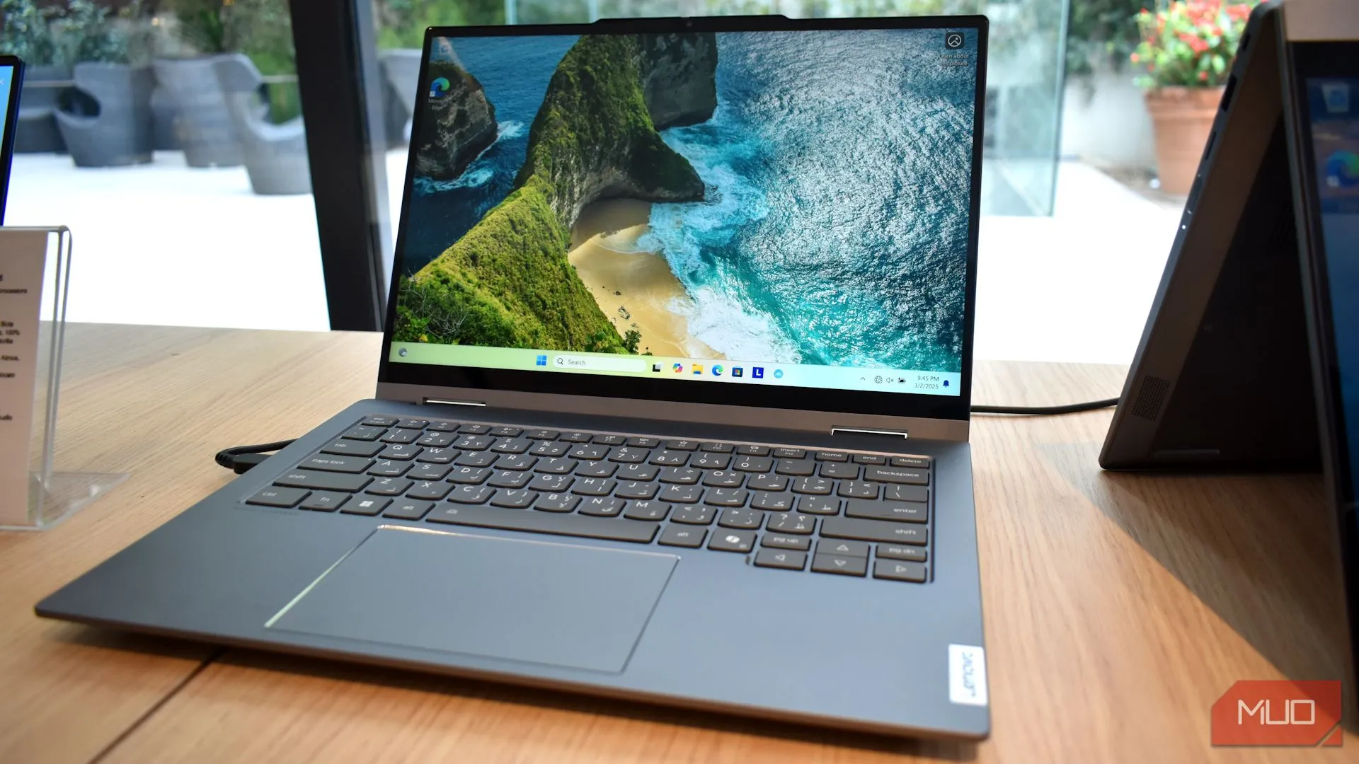 Lenovo Yoga Solar PC với nắp lưng sạc năng lượng mặt trời tại MWC 2025