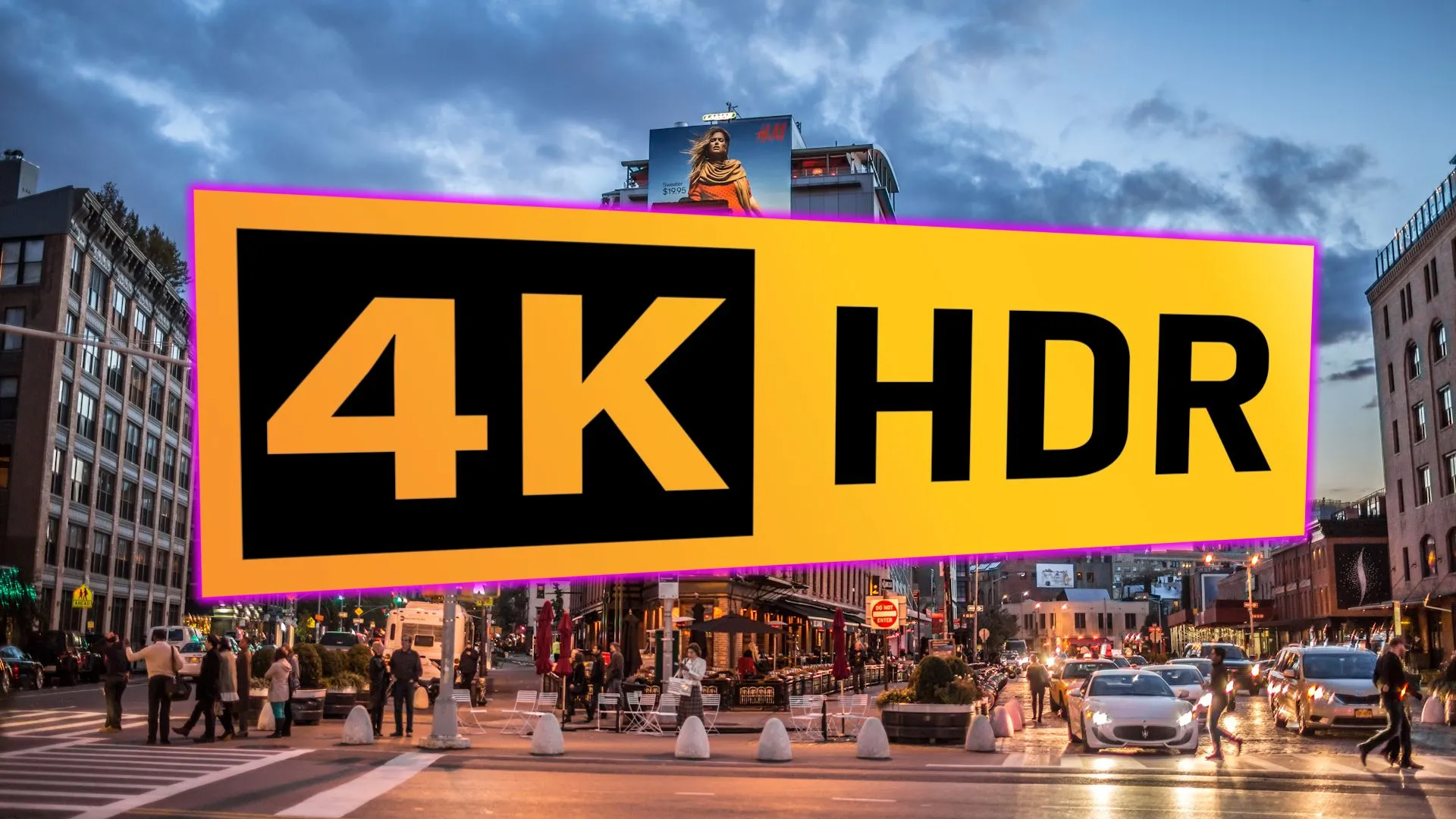 Logo 4K HDR trên màn hình hiển thị cảnh đường phố buổi tối với đèn sáng, minh họa công nghệ dải động cao.