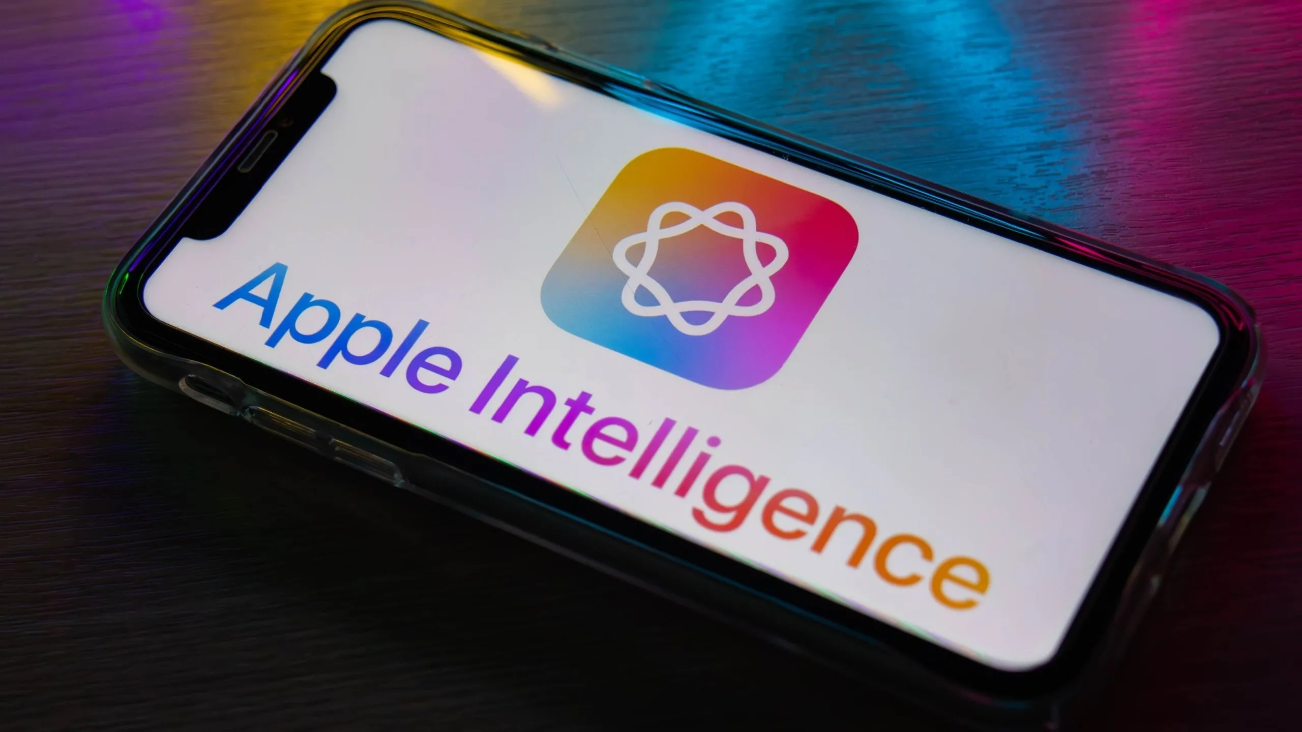 Logo Apple Intelligence và chữ trên màn hình iPhone minh họa công nghệ AI của Apple