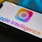 Logo Apple Intelligence và văn bản trên màn hình iPhone hiển thị tính năng thông báo ưu tiên