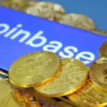 Logo Coinbase cùng Bitcoin và hiệu ứng mã hóa, biểu trưng cho sự an toàn và các rủi ro bảo mật trên nền tảng tiền điện tử