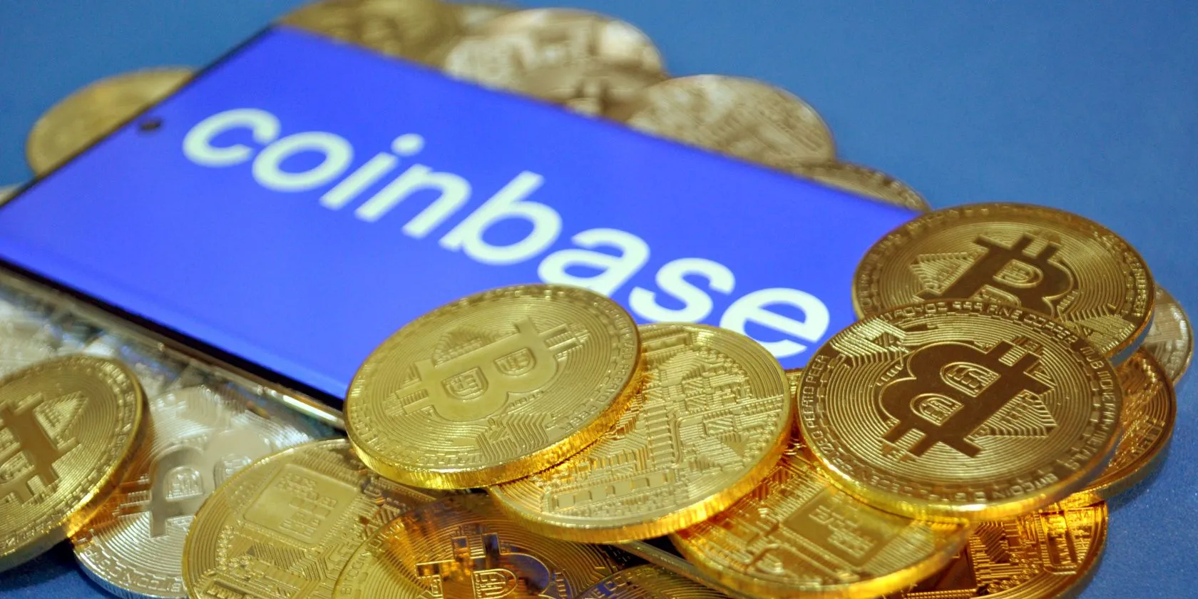Logo Coinbase cùng Bitcoin và hiệu ứng mã hóa, biểu trưng cho sự an toàn và các rủi ro bảo mật trên nền tảng tiền điện tử