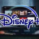 Logo Disney Plus với hình ảnh gia đình đang xem phim, minh họa dịch vụ giải trí