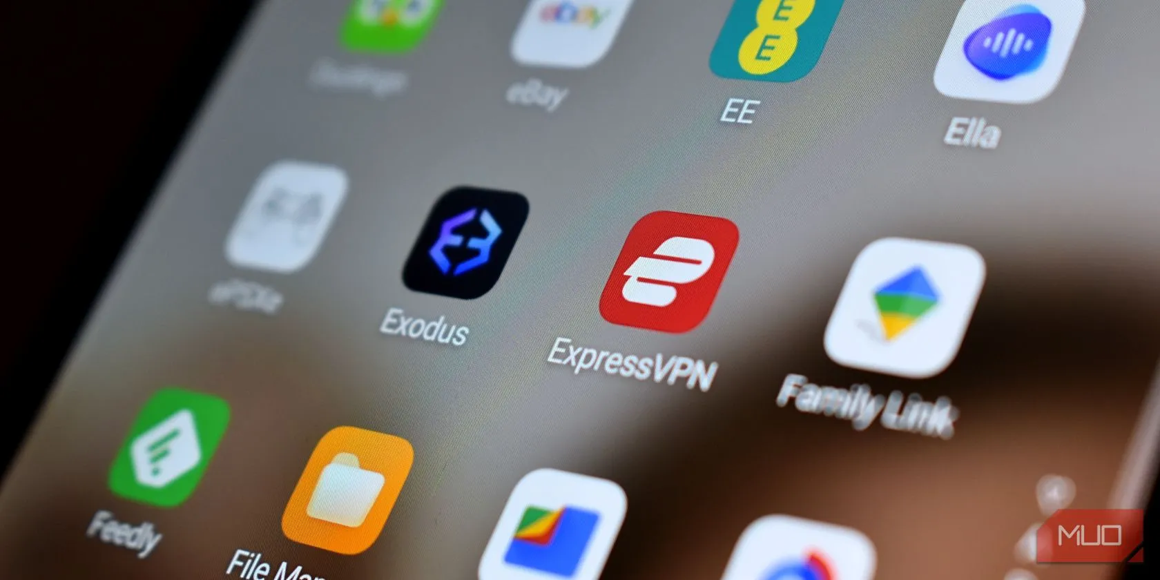 Logo ExpressVPN hiển thị trên màn hình điện thoại thông minh, tượng trưng cho bảo mật di động