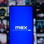 Logo Max trên điện thoại thông minh, minh họa dịch vụ streaming và nội dung thể thao