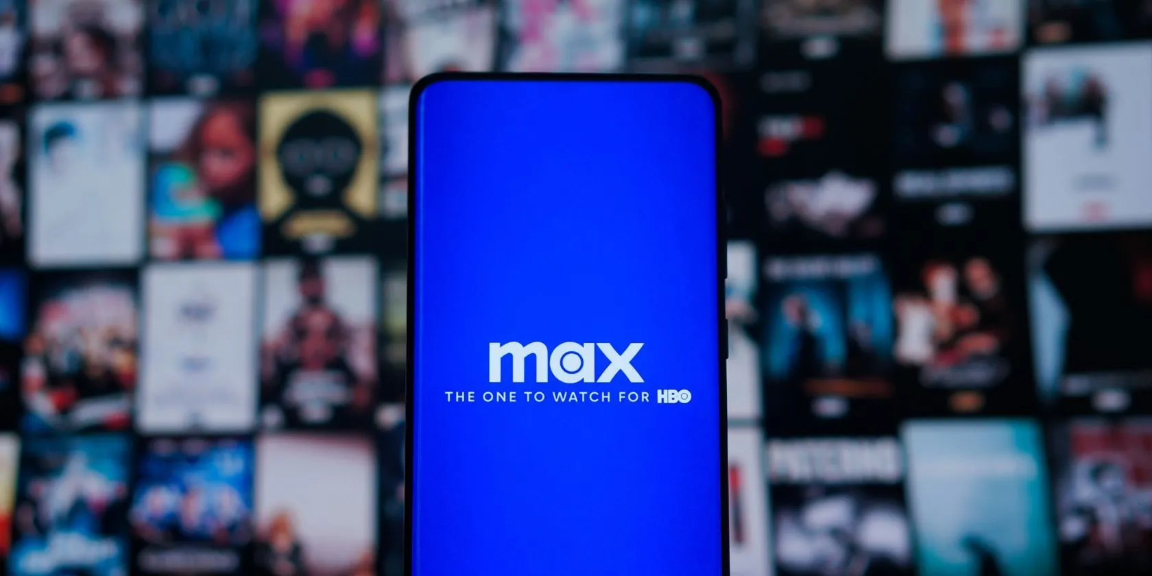 Logo Max trên điện thoại thông minh, minh họa dịch vụ streaming và nội dung thể thao