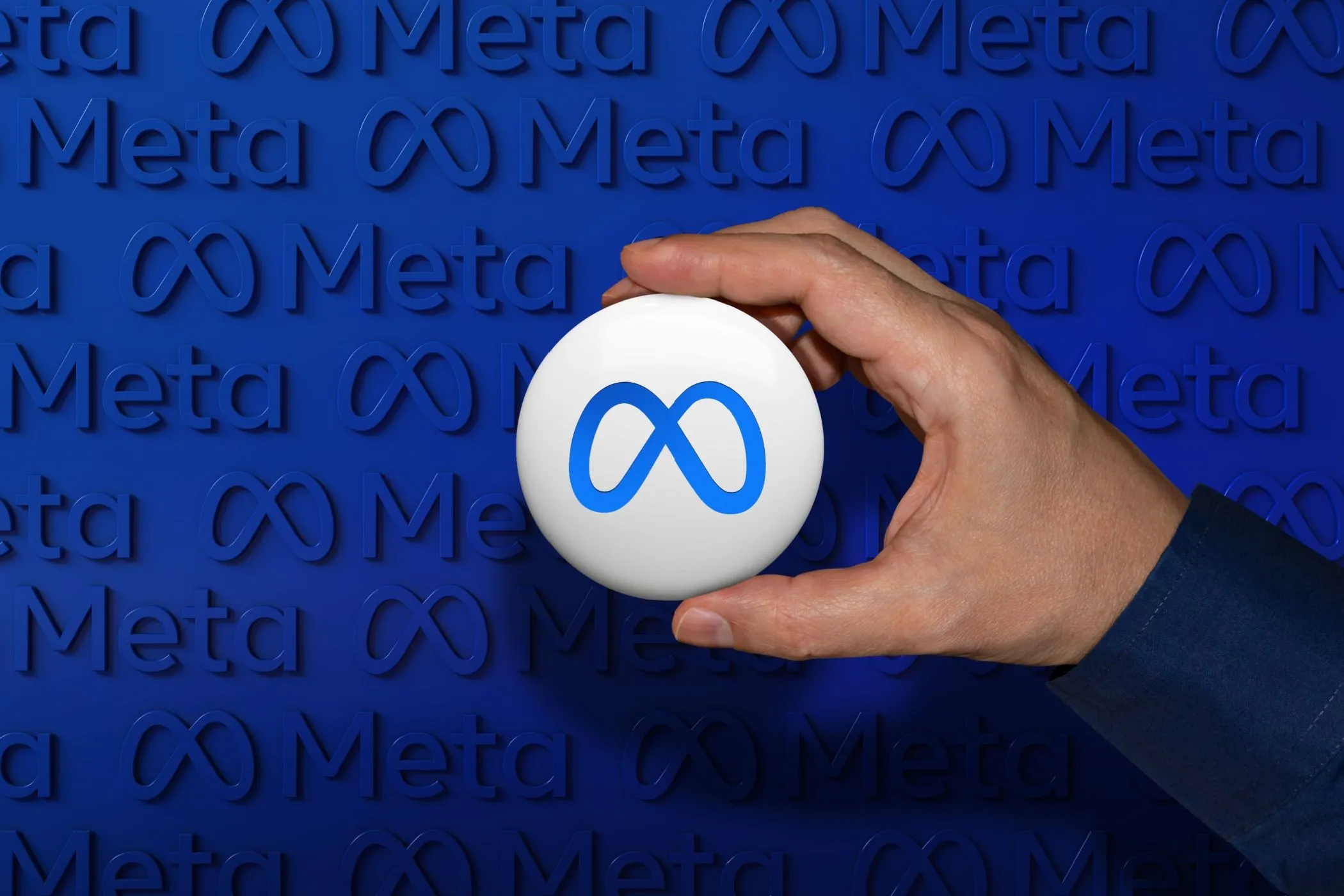 Logo Meta màu xanh biểu tượng trên nền, đại diện cho tập đoàn sở hữu Facebook, Instagram, Messenger và Threads