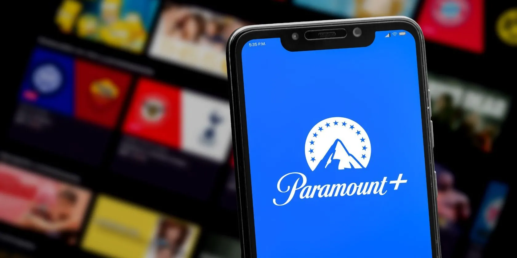 Logo Paramount+ trên màn hình điện thoại thông minh, biểu tượng của dịch vụ streaming giải trí