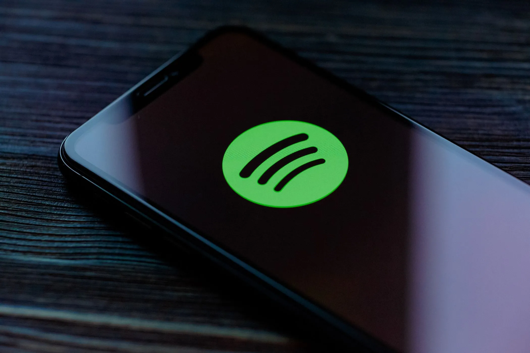 Logo ứng dụng nghe nhạc Spotify hiển thị trên màn hình điện thoại thông minh