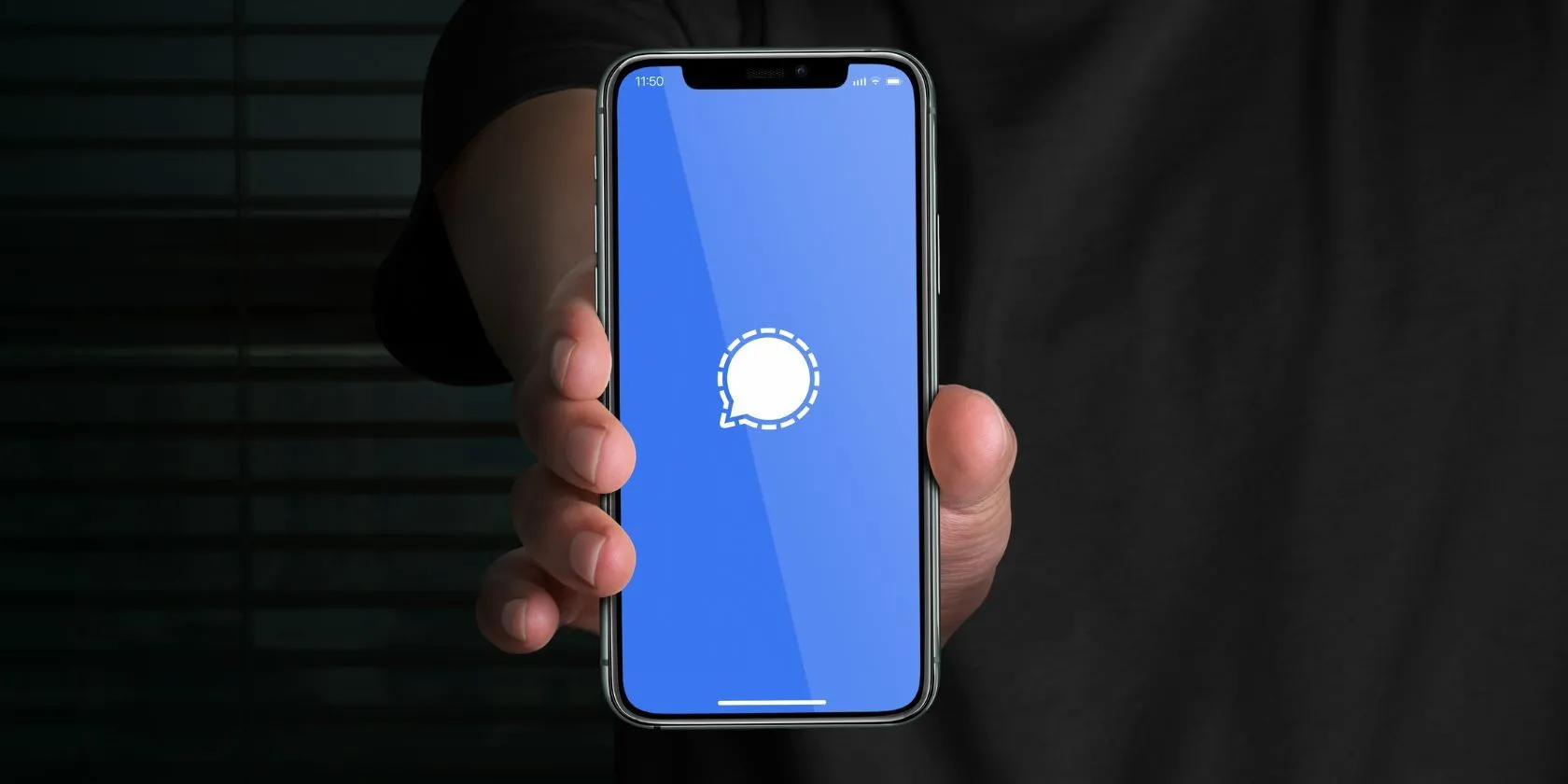 Logo ứng dụng Signal hiển thị trên màn hình điện thoại thông minh, minh họa cho khả năng nhắn tin riêng tư.