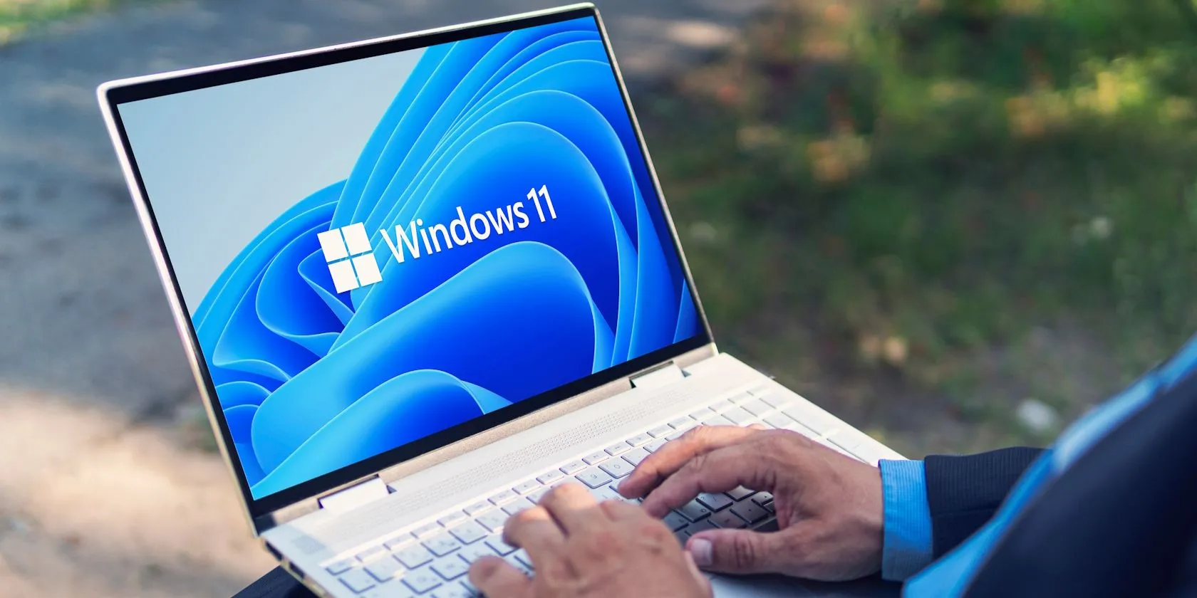 Logo Windows 11 hiển thị trên màn hình laptop, biểu tượng cho hệ điều hành giúp tối ưu hiệu suất khi tắt máy.