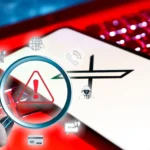 Logo X trên điện thoại thông minh với kính lúp tượng trưng cho việc theo dõi dữ liệu và các mối đe dọa lừa đảo