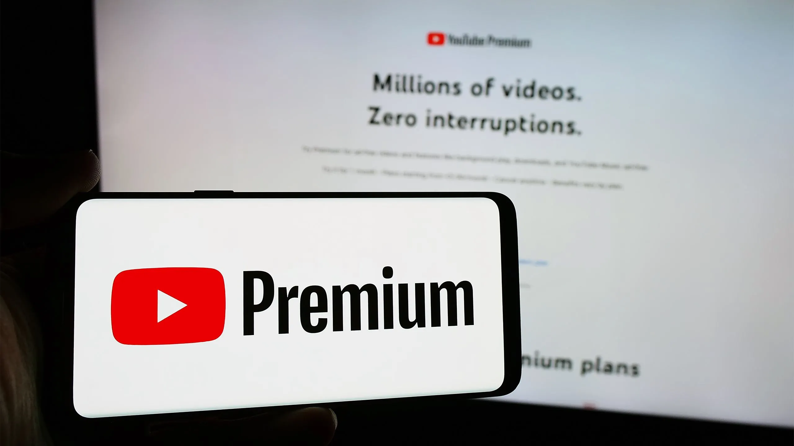 Logo YouTube Premium trên màn hình điện thoại di động
