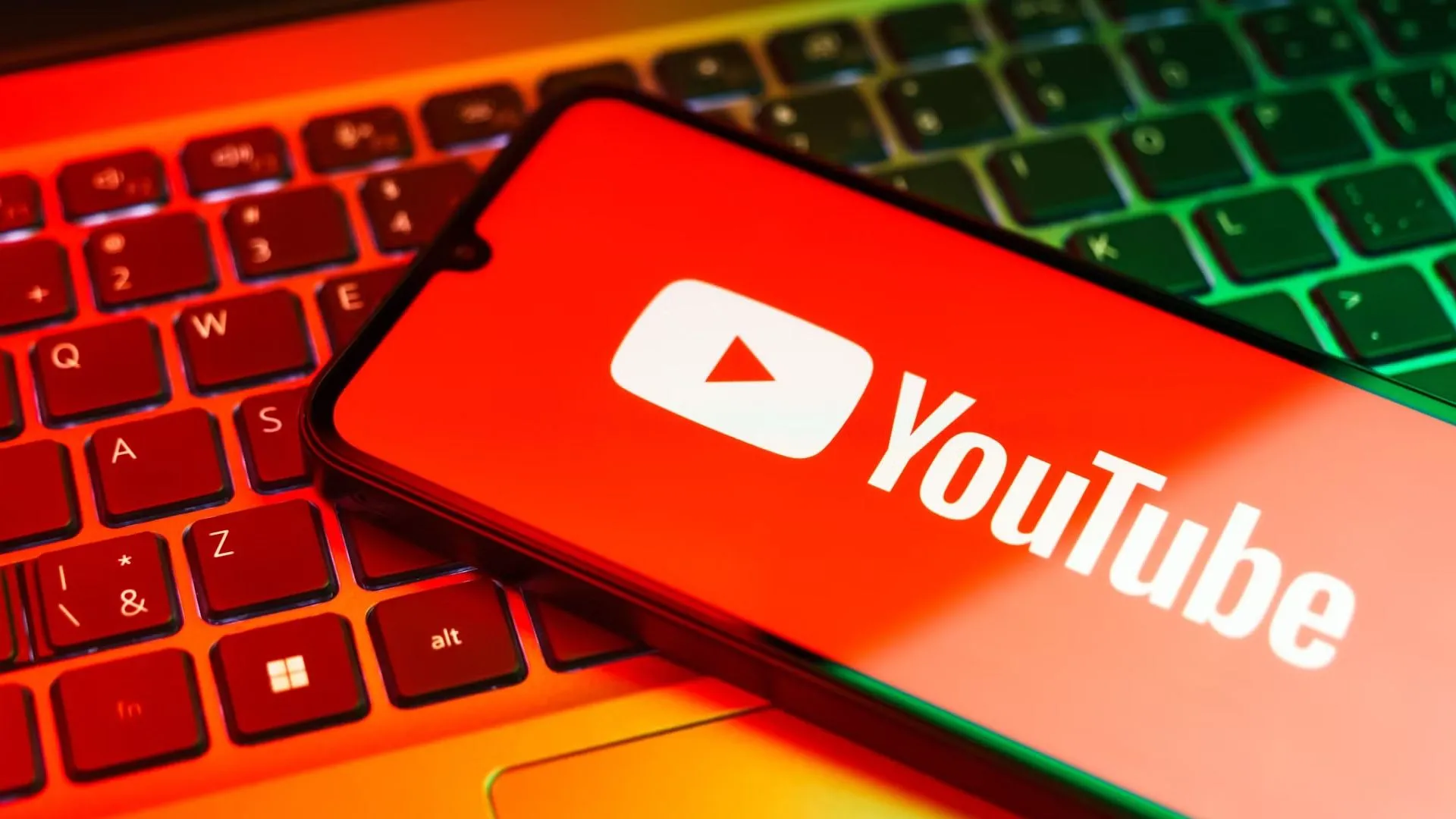 Logo YouTube quen thuộc hiển thị rõ nét trên màn hình điện thoại thông minh
