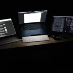 MacBook Air với nhiều màn hình trong một thiết lập di động gọn gàng