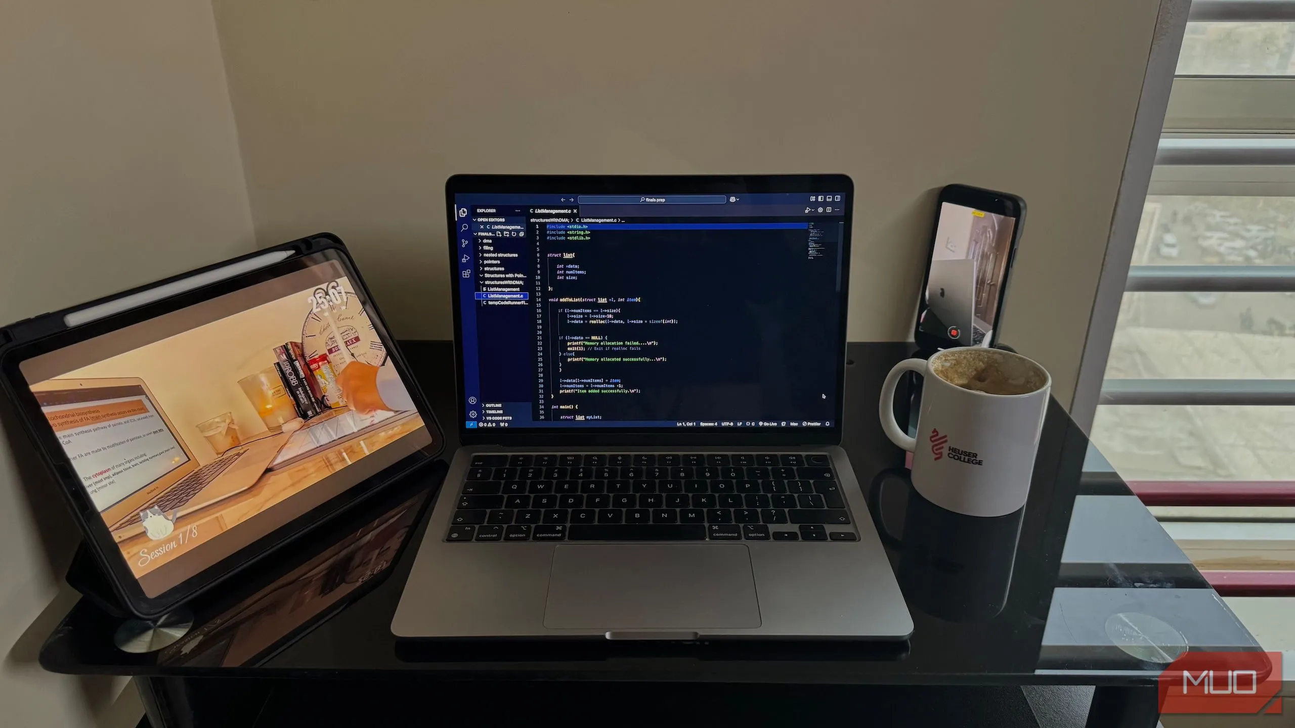 MacBook, iPad và điện thoại đặt trên bàn làm việc