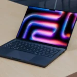 MacBook Pro M4 màn hình ngửa trên bàn gỗ