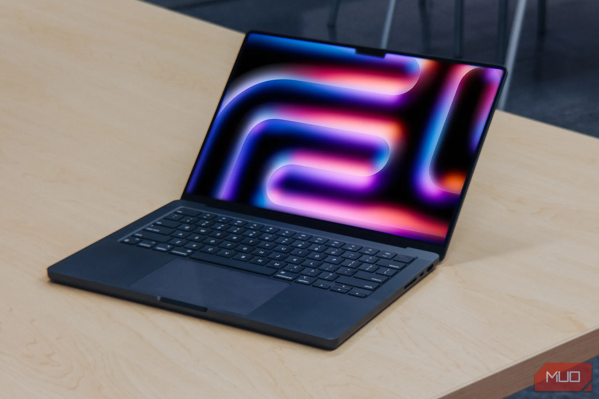 MacBook Pro M4 màn hình ngửa trên bàn gỗ