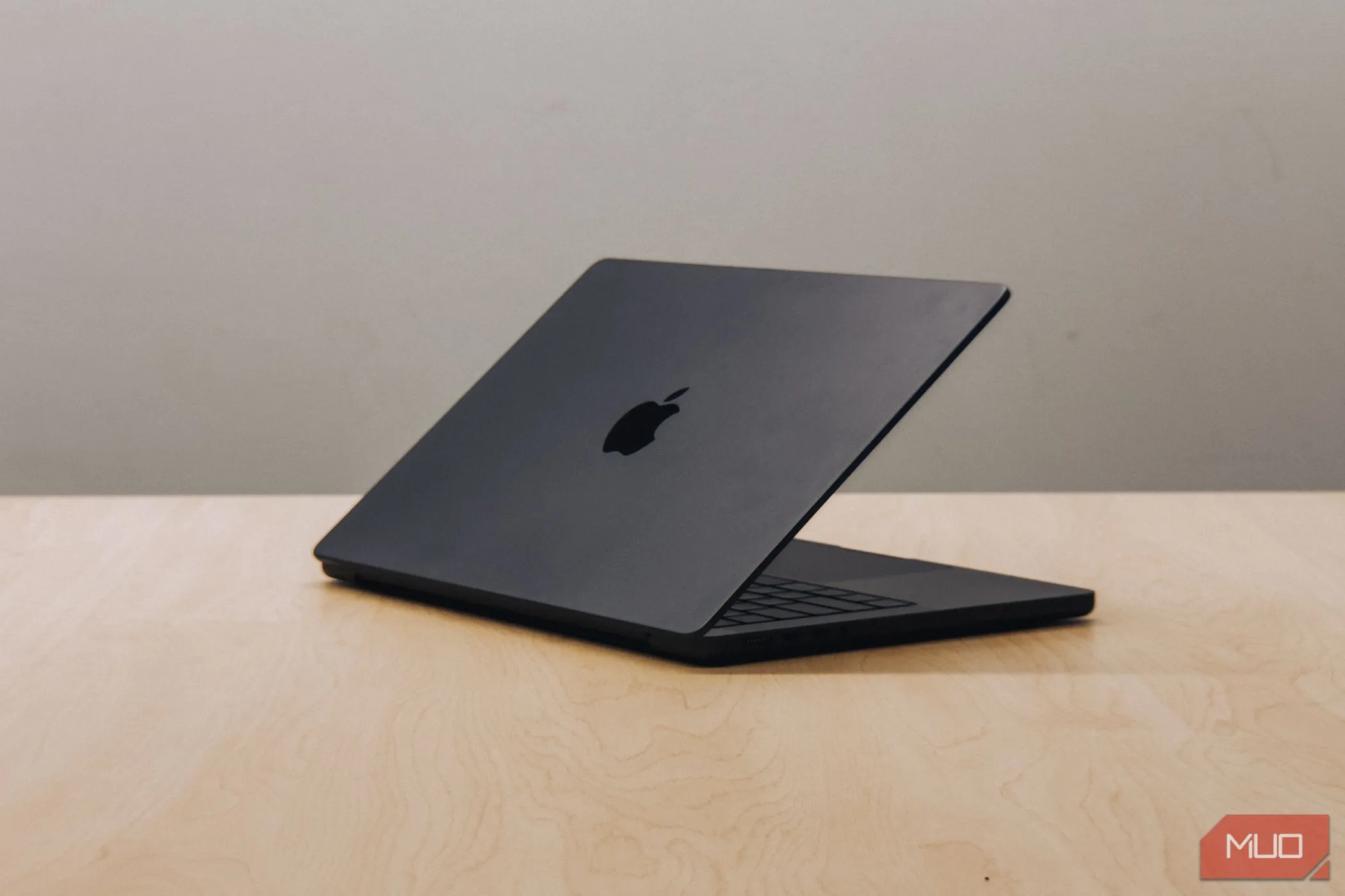 MacBook Pro M4 với màn hình úp trên bàn gỗ