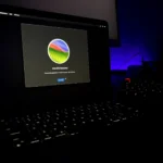 macOS Sonoma installer đang mở trên MacBook Air với bàn phím ở hậu cảnh