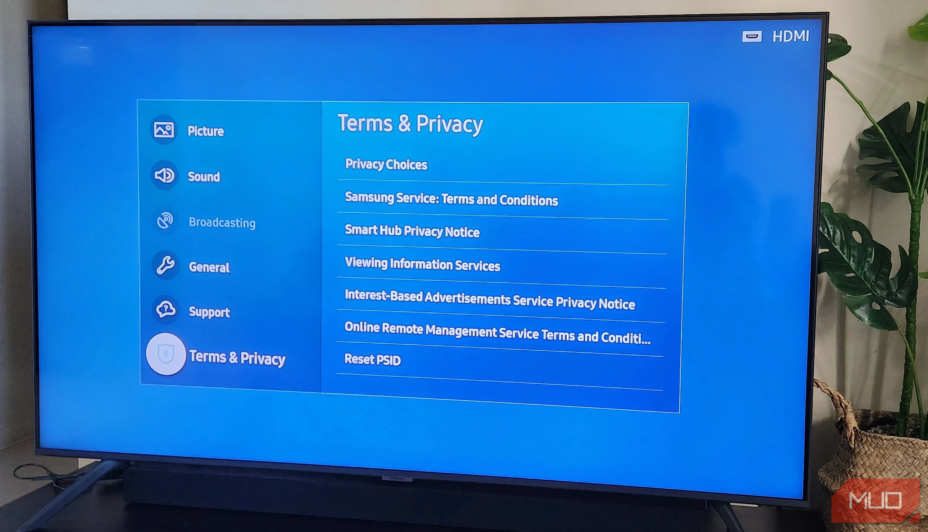 Màn hình cài đặt quyền riêng tư trên một chiếc Smart TV Samsung, minh họa các tùy chọn để tắt thu thập dữ liệu.