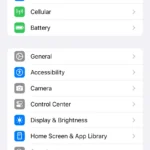 Màn hình Cài đặt trên iPhone hiển thị mục "StandBy" để truy cập chế độ chờ