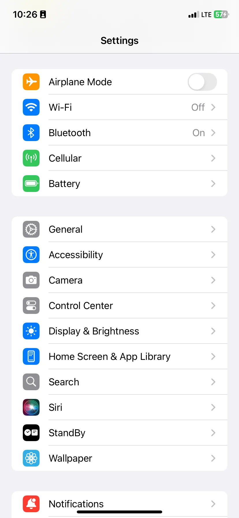 Màn hình Cài đặt trên iPhone hiển thị mục "StandBy" để truy cập chế độ chờ